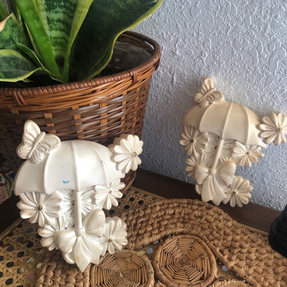 1984 Vintage Miller Studio Chalkware Umbrella Daisy Wall Plaques Off White Pair